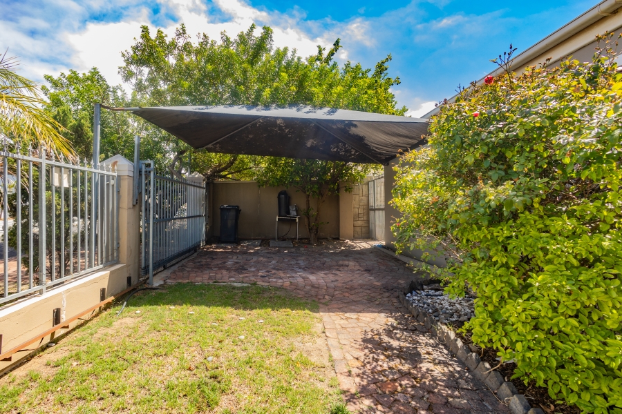 6 Bedroom Property for Sale in Uitzicht Western Cape